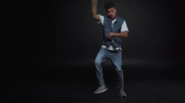 Siyahların üzerinde dans eden kot pantolonlu Afrikalı Amerikalı adam. 