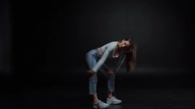 Saçlara dokunan ve siyahların üzerinde dans eden kadını çek. 