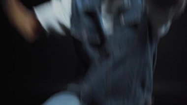 Kot kotlu kıvırcık Afrikalı Amerikalı siyah üzerinde dans ediyor. 