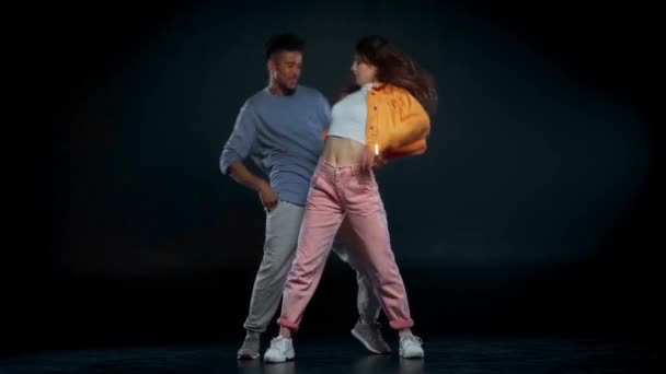 黒人で踊る幸せなアフリカ系アメリカ人男性と女性 — ストック動画