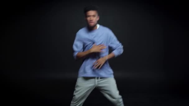 Afro Americano Homem Pulando Dançando Preto — Vídeo de Stock