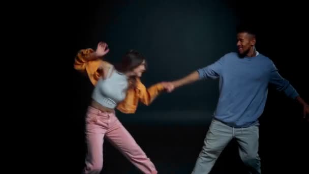 Fröhliche Afrikanisch Amerikanische Mann Und Frau Tanzen Auf Schwarz — Stockvideo