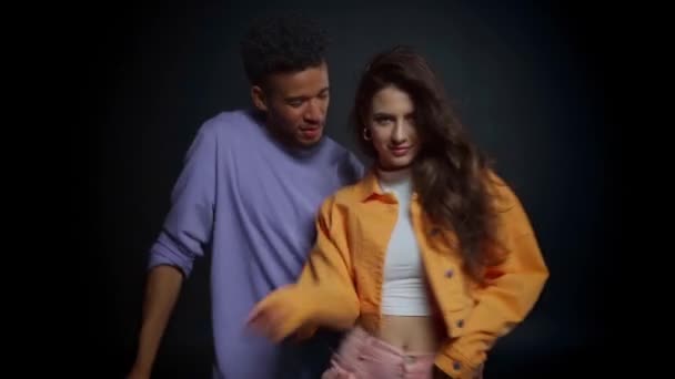 黒人で踊るアフリカ系アメリカ人男性とスタイリッシュな女性 — ストック動画