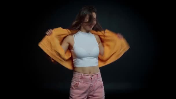 Ευτυχισμένη Νεαρή Γυναίκα Που Χορεύει Στα Μαύρα — Αρχείο Βίντεο
