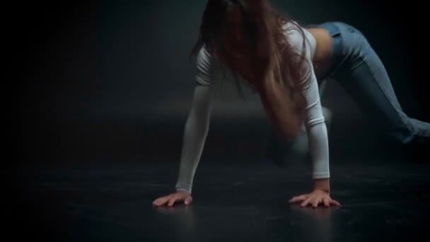 Güzel Bir Kadın Siyah Üzerinde Zıplıyor Dans Ediyor — Stok video