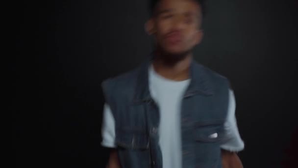 Стильний Афроамериканський Чоловік Танцює Чорному — стокове відео