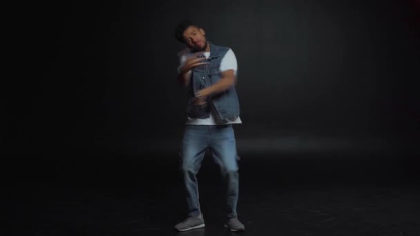 Krullend Afrikaanse Amerikaanse Man Jeans Dansen Zwart — Stockvideo