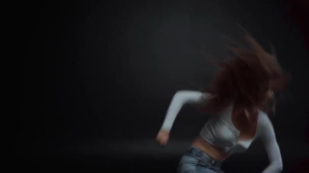 Foco Rack Mulher Dançando Pulando Preto — Vídeo de Stock