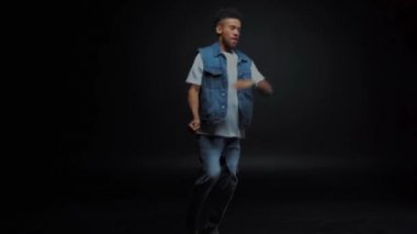 Siyahların üzerinde dans eden kotlu Afrikalı Amerikalı şık bir adam. 