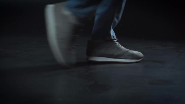 Обрезанный Вид Человека Идущего Черной Луне — стоковое видео