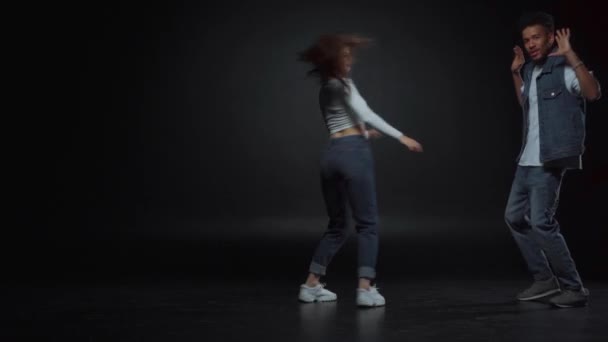 Αφροαμερικάνος Άντρας Και Κορίτσι Χορεύουν Στα Μαύρα — Αρχείο Βίντεο