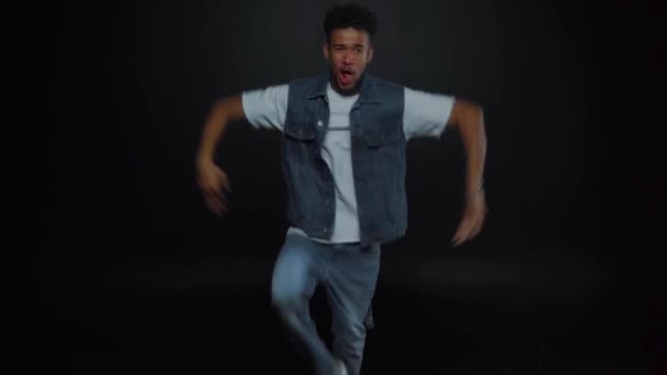 Leende Afrikan Amerikan Man Jeans Dansar Svart — Stockvideo