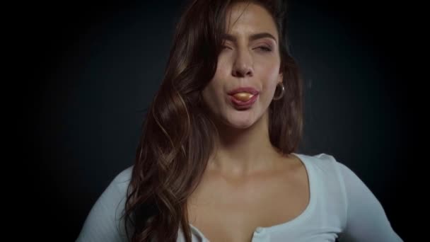 gai fille souffler bulle gomme sur noir  