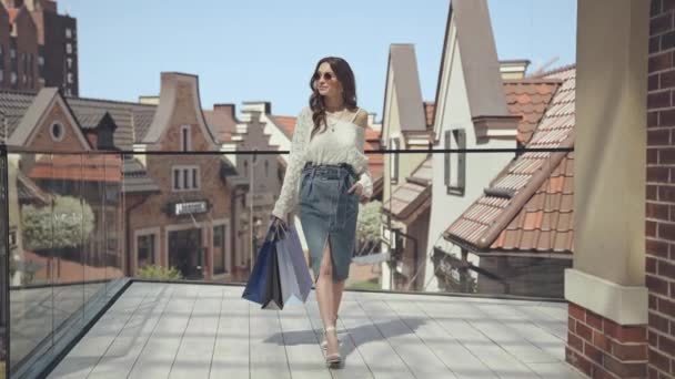 Mujer Gafas Sol Caminando Con Bolsas Compras — Vídeos de Stock