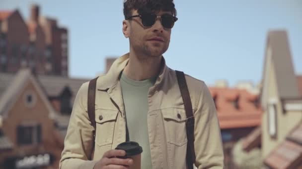 Yakışıklı Adam Dışarı Çıkmak Için Kahve Içiyor — Stok video