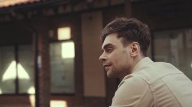 Dışarıda bisiklete binen mutlu adam. 