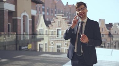 mutlu işadamı Smartphone'da konuşuyor 