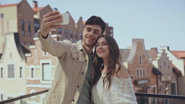 Homem Feliz Mulher Tomando Selfie Fora — Vídeo de Stock