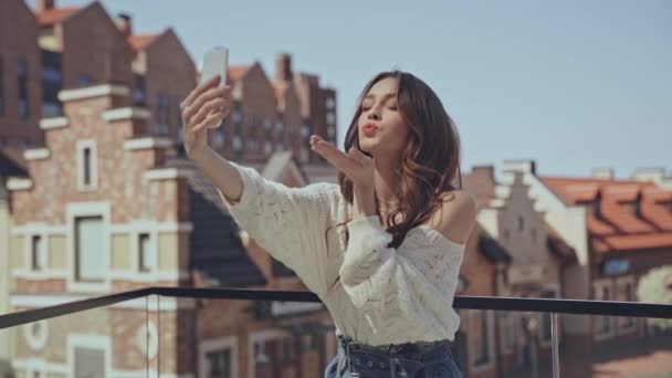 Χαρούμενο Κορίτσι Που Βγάζει Selfie Και Στέλνει Φιλί Στον Αέρα — Αρχείο Βίντεο