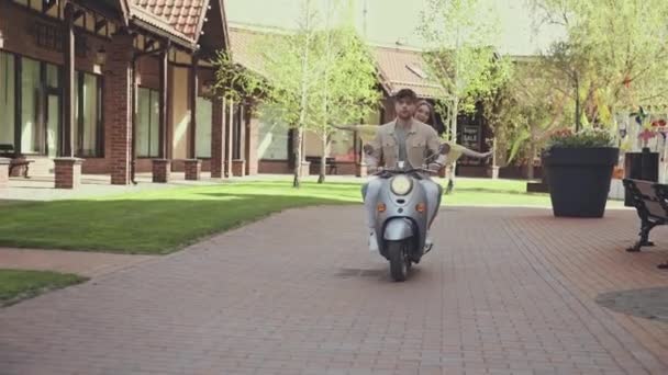 Glimlachende Man Vrouw Rijden Motorfiets Buiten — Stockvideo