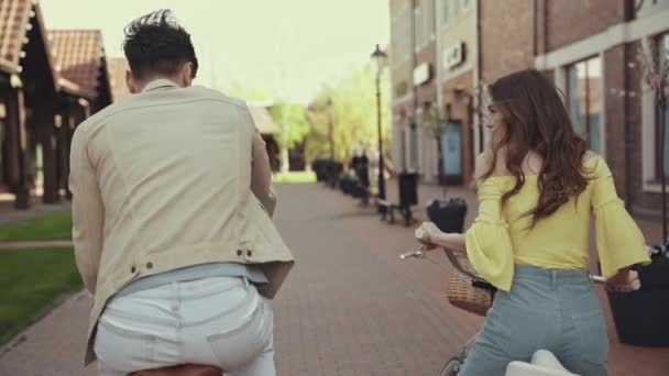 快乐的女孩和男人一起骑自行车 — 图库视频影像