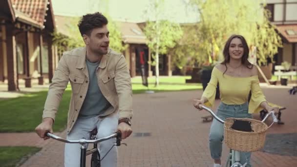 陽気な男と幸せな女が自転車に乗って — ストック動画