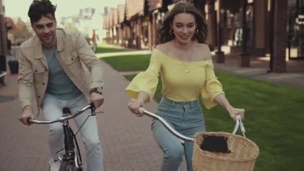 Mujer Sonriente Montar Bicicleta Cerca Hombre — Vídeos de Stock