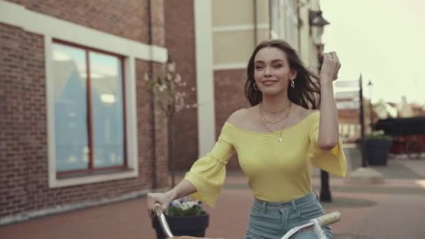 外で自転車に乗る陽気な女の子 — ストック動画