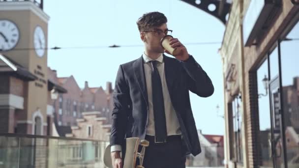 Zakenman Wandelen Het Drinken Van Koffie Gaan — Stockvideo