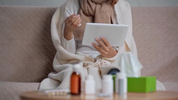 Vista Parziale Della Donna Malata Che Utilizza Compresse Vicino Tavolo — Video Stock