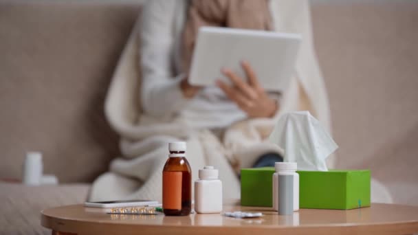 Przycięty Widok Chorej Kobiety Stosującej Tabletkę Pobliżu Stołu Lekami — Wideo stockowe