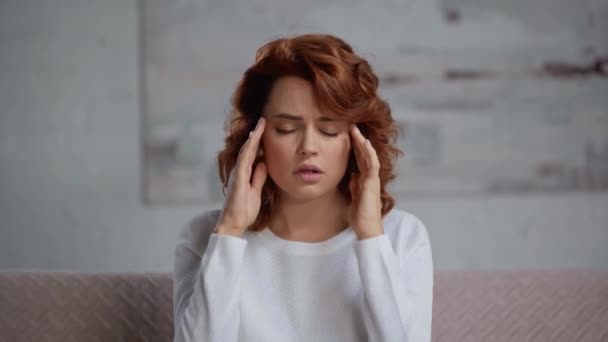 Verärgerte Frau Berührt Kopf Während Sie Unter Kopfschmerzen Leidet — Stockvideo