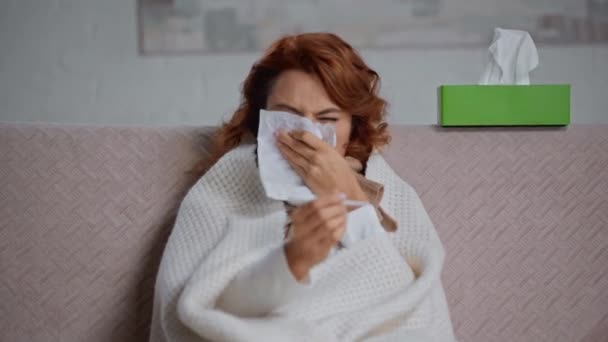 病気で不満を持つ女性が体温計やくしゃみを見て — ストック動画