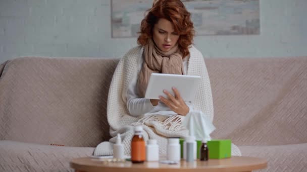 Zieke Vrouw Met Behulp Van Digitale Tablet Buurt Van Tafel — Stockvideo