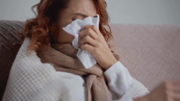 病気で動揺した女性は鼻水がナプキンにくしゃみをして — ストック動画