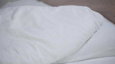 Battaniyenin altından gözetleyen neşeli kadın