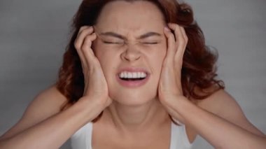 Baş ağrısı çeken bir kadının çığlıklarına tepeden bakıyorum.