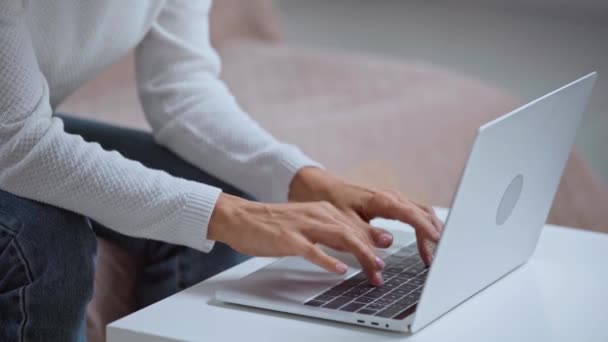 Cortado Mulher Sentada Sofá Digitando Laptop — Vídeo de Stock