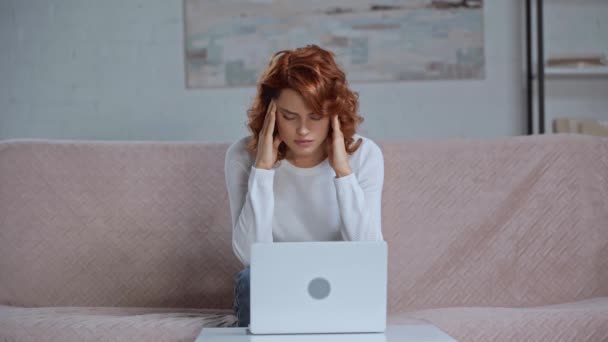 Femme Fatiguée Souffrant Maux Tête Tout Étant Assis Près Ordinateur — Video