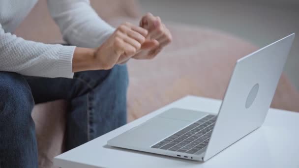 Visão Cortada Mulher Aquecendo Mãos Perto Laptop — Vídeo de Stock
