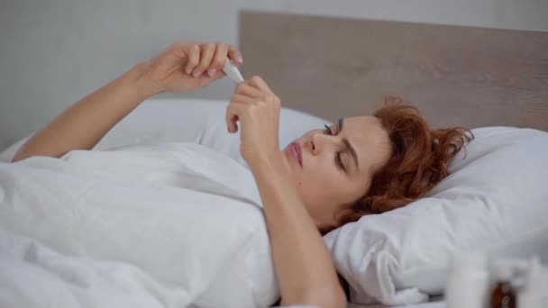 Malade Femme Bouleversée Mesure Température Avec Thermomètre Lit — Video