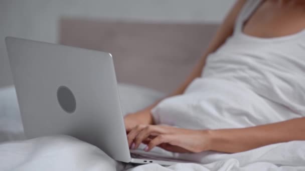 Bijgesneden Weergave Van Vrouw Zitten Bed Met Behulp Van Laptop — Stockvideo
