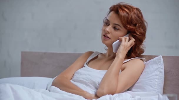 Attraktiv Positiv Kvinna Talar Smartphone Sängen — Stockvideo