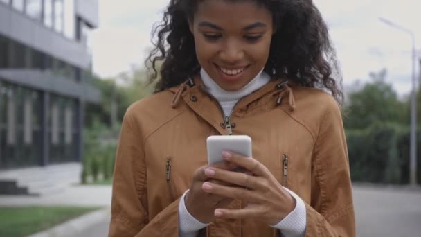 Sonriente Afroamericana Mujer Usando Smartphone Riendo Calle — Vídeo de stock