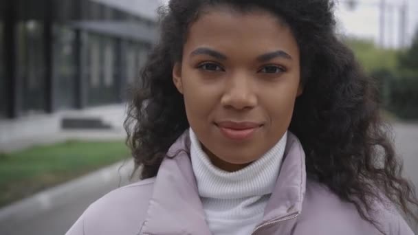 Mujer Afroamericana Chaqueta Hinchable Luuging Calle — Vídeo de stock