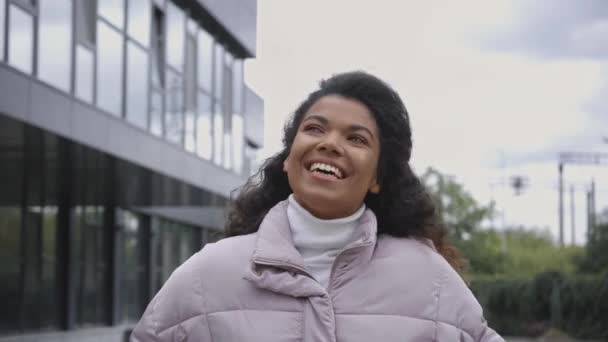 Sonriente Mujer Afroamericana Chaqueta Hinchable Caminando Por Calle — Vídeo de stock