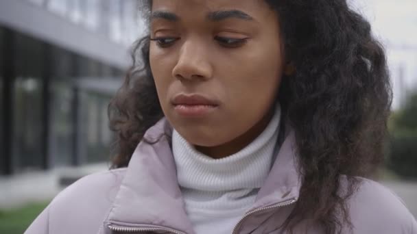 Triste Mujer Afroamericana Chaqueta Hinchable Calle — Vídeo de stock