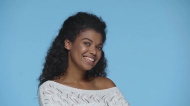 Mutlu Afro-Amerikalı kadın tamam diyor, başparmak yukarı ve barış işaretleri mavi üzerine izole