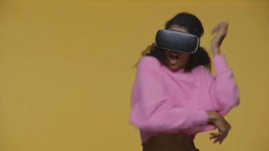 Korkak Afrikalı Amerikalı kız, sarı kulaklık takıyor.