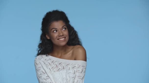 Tímido Sonriente Afroamericana Mujer Coqueteando Aislado Azul — Vídeo de stock